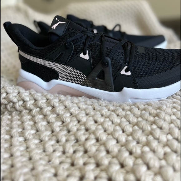 Brand new Puma sneakers. Size 9 - Picture 3 of 4